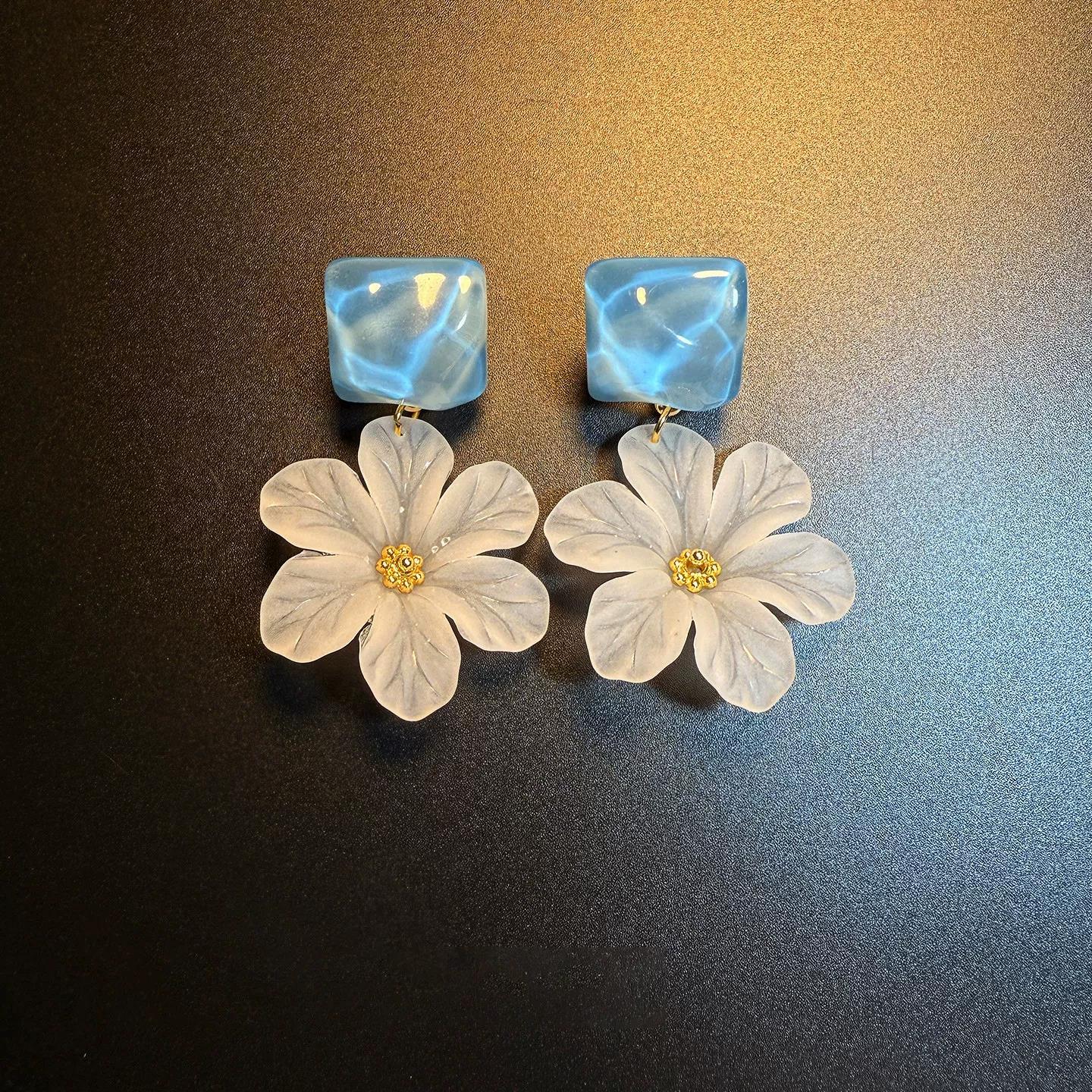 Wholesale Stylish Blue Flower Resin Earrings For Women Vacation Design Fashion Accessory For Boutique Resale