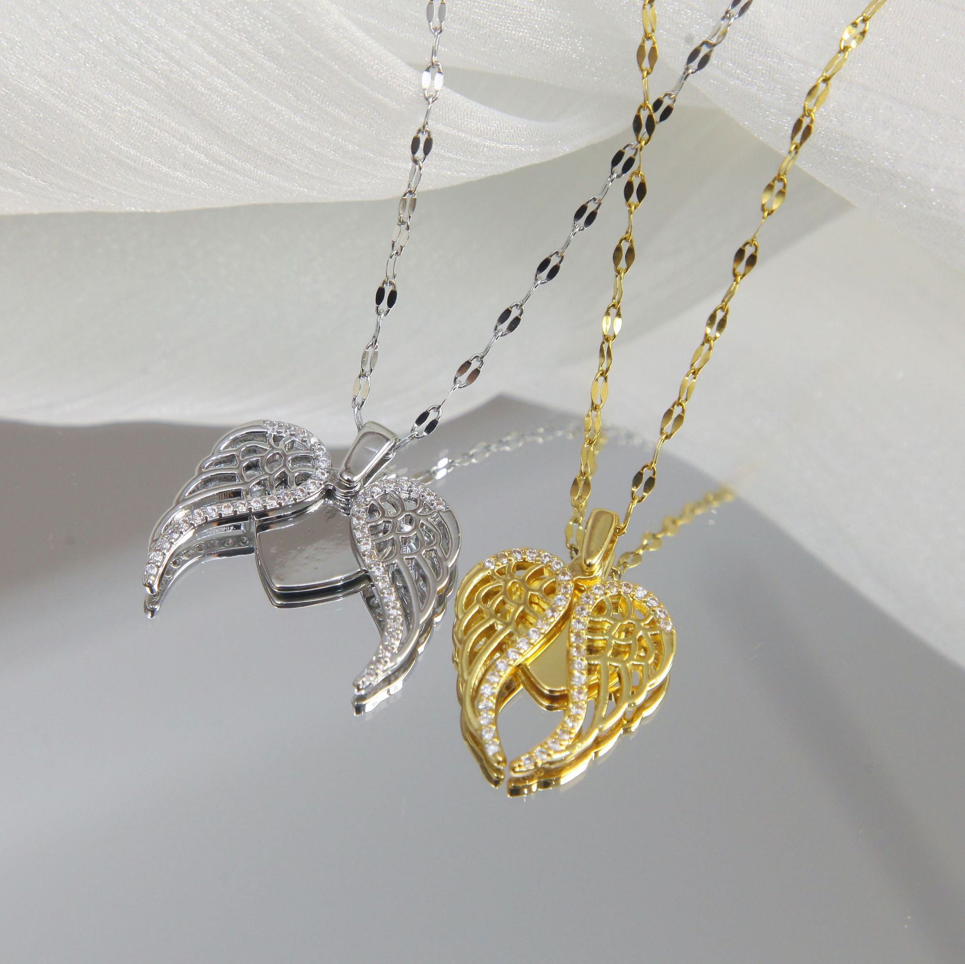 Wholesale Titanium Steel Love Angel Wings Necklace Full Diamond  Heart-shaped Necklaces