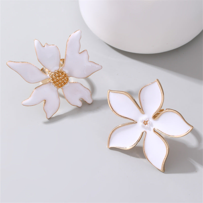 Wholesale exaggerated metal style white flower ring