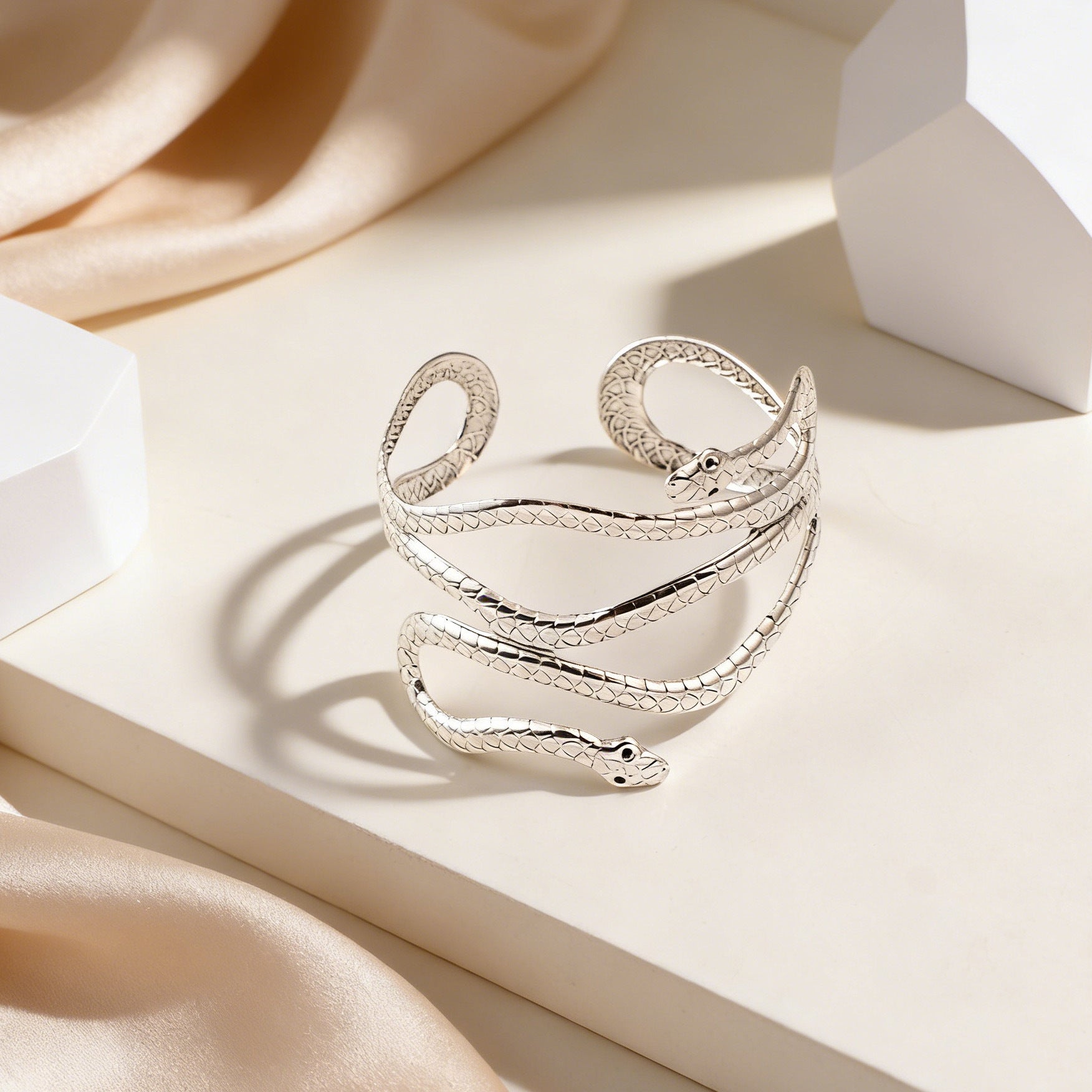 Wholesale Snake head and snake-shaped pattern arm bracelet