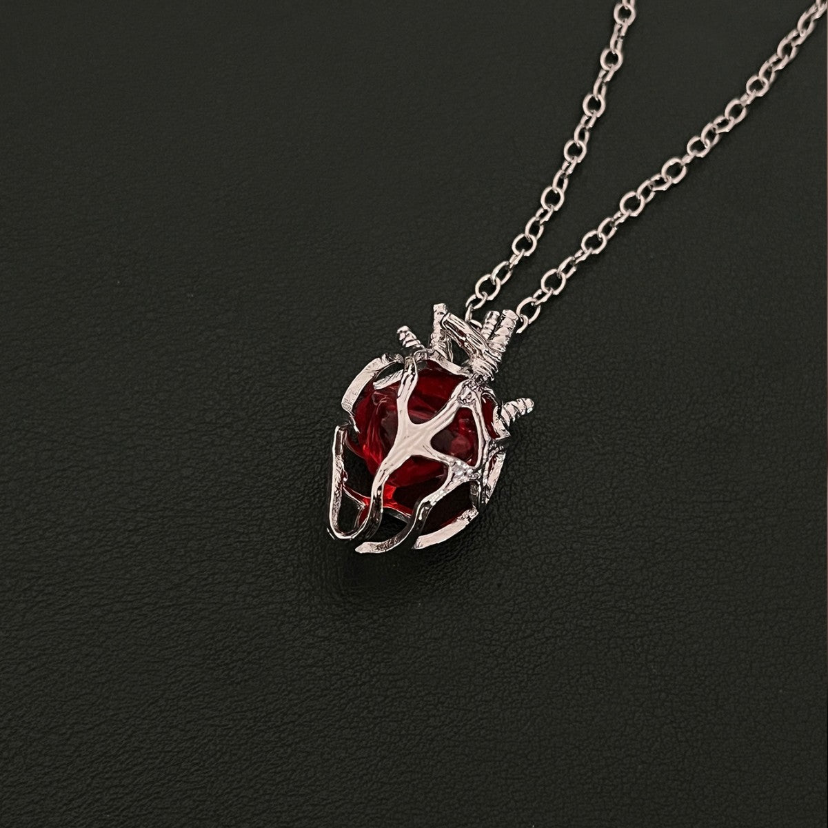 Wholesale Gothic Dark Style Hollow Heart Pendant Necklace Red Blue Glass Crystal Gift Boutique Resale Jewelry Accessory