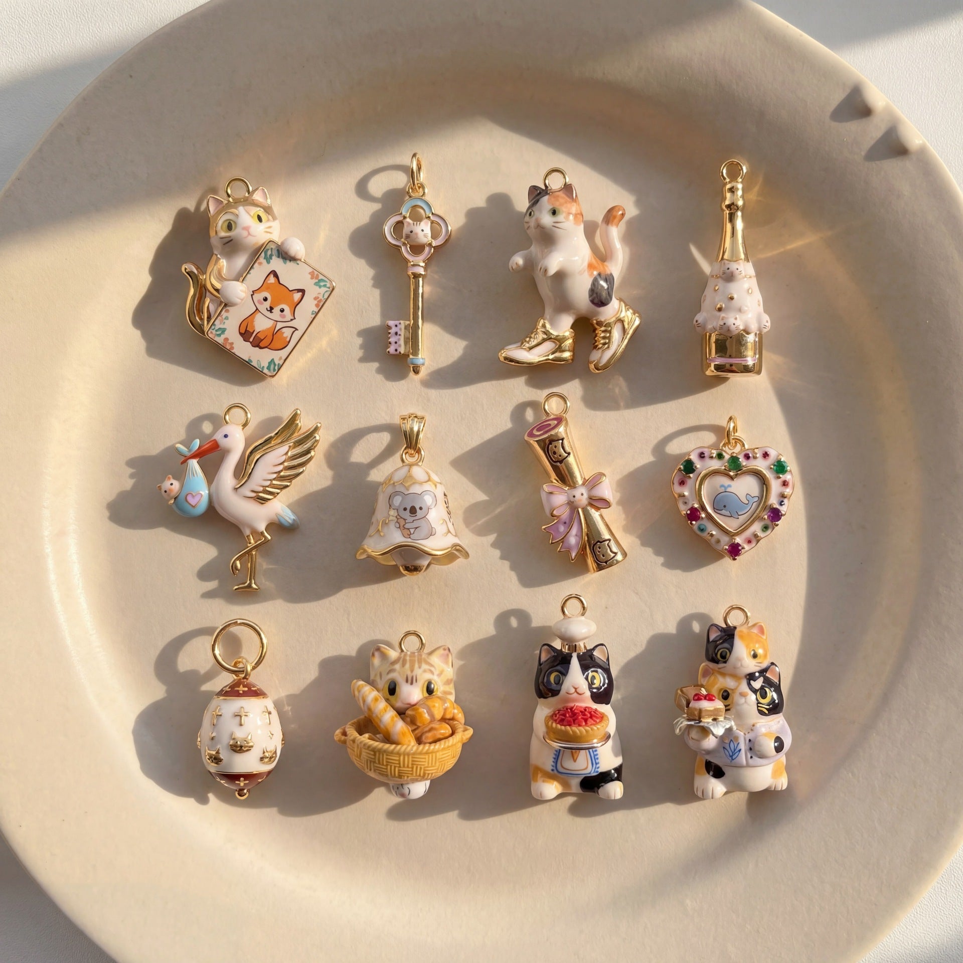 Wholesale Gold Plated Copper Cute Cat Bell Pendant With Heart Design DIY Craft Charm Fashion Jewelry Accessory