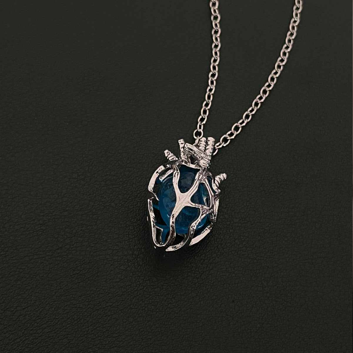 Wholesale Gothic Dark Style Hollow Heart Pendant Necklace Red Blue Glass Crystal Gift Boutique Resale Jewelry Accessory
