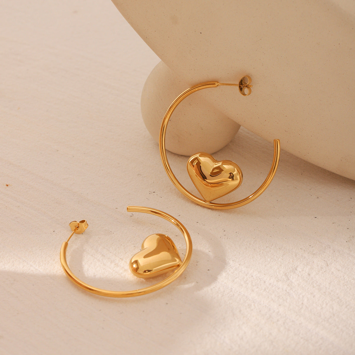 Wholesale stainless steel love earrings 18K gold-plated heart-shaped light luxury earrings
