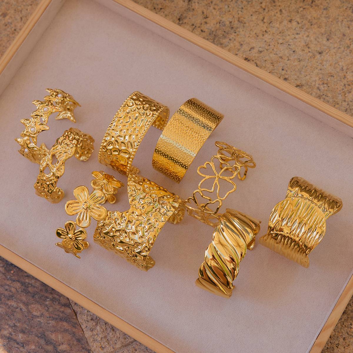 Wholesale  18K Gold Stainless Steel Glossy Wavy Line Open Bracelet