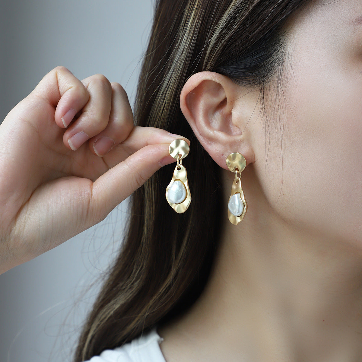 Wholesale Pearl Covered Gold Edge Zinc Alloy Earrings
