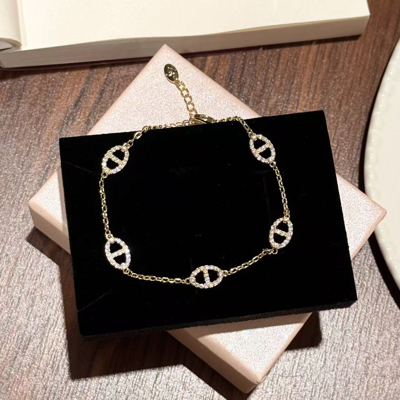 Wholesale French-Style Pig Nose Full Diamond Bracelet for Women,  New Korean Trendy High-End Sweet Jewelry Gift for Best Friend ACCVIP