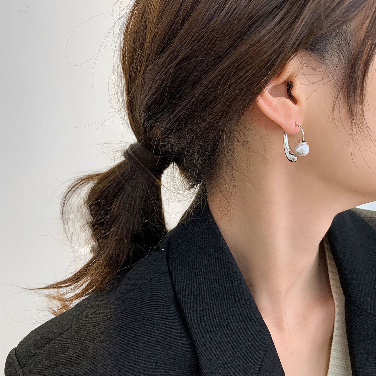 Wholesale Geometric Water Drop Hook Earrings Minimalist Design for Spring Summer Boutique Jewelry