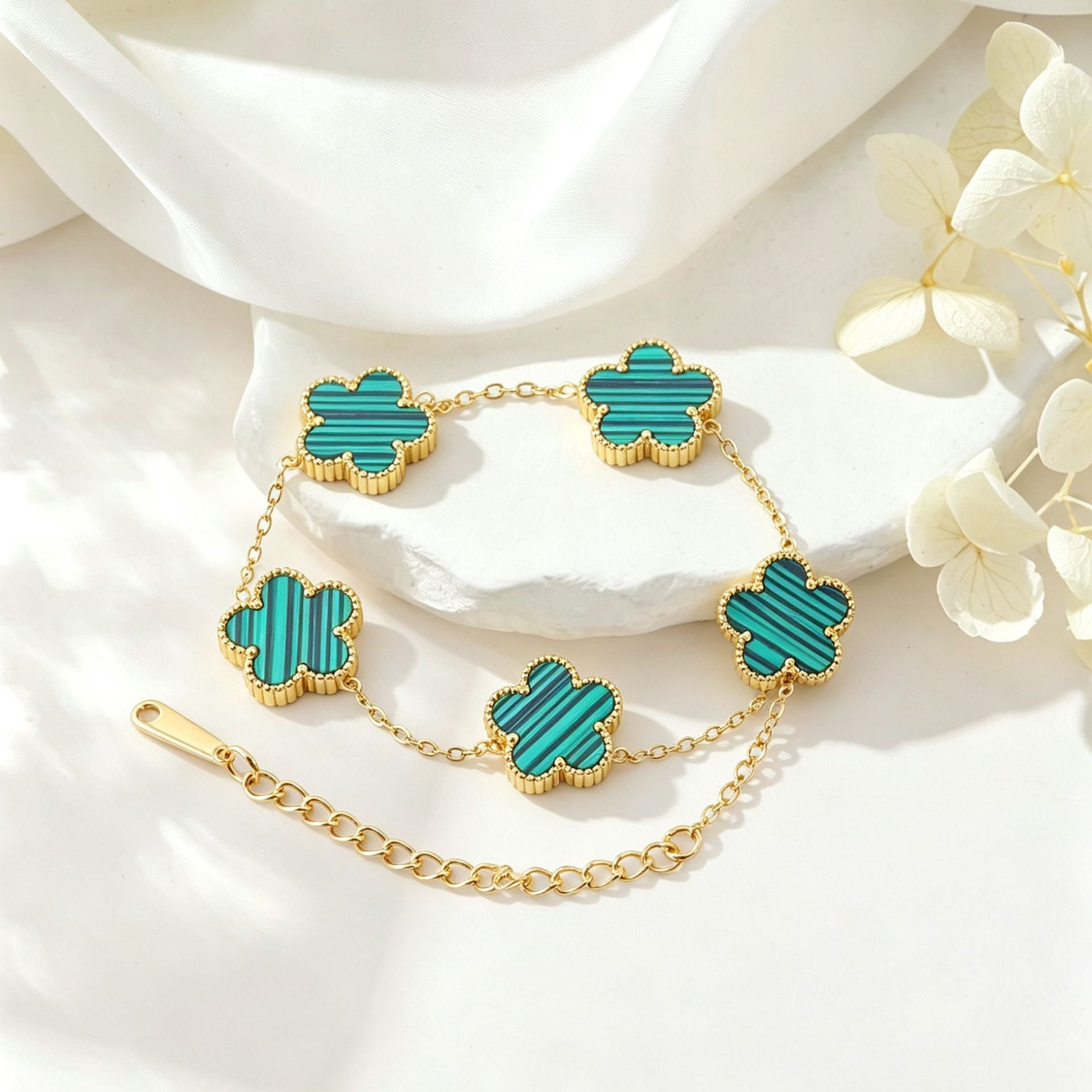 Wholesale 18K Plated Stainless Steel Five-Leaf Flower Bracelet with Mother-of-Pearl,  Fashionable Everyday Jewelry Accessory