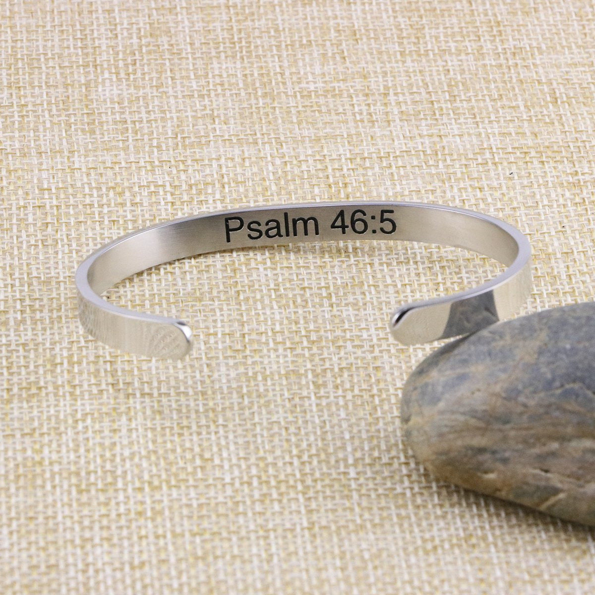 Bracciale regolabile a forma di C regolabile con polsino a lettera ispirato alla doppia croce in acciaio inossidabile all'ingrosso