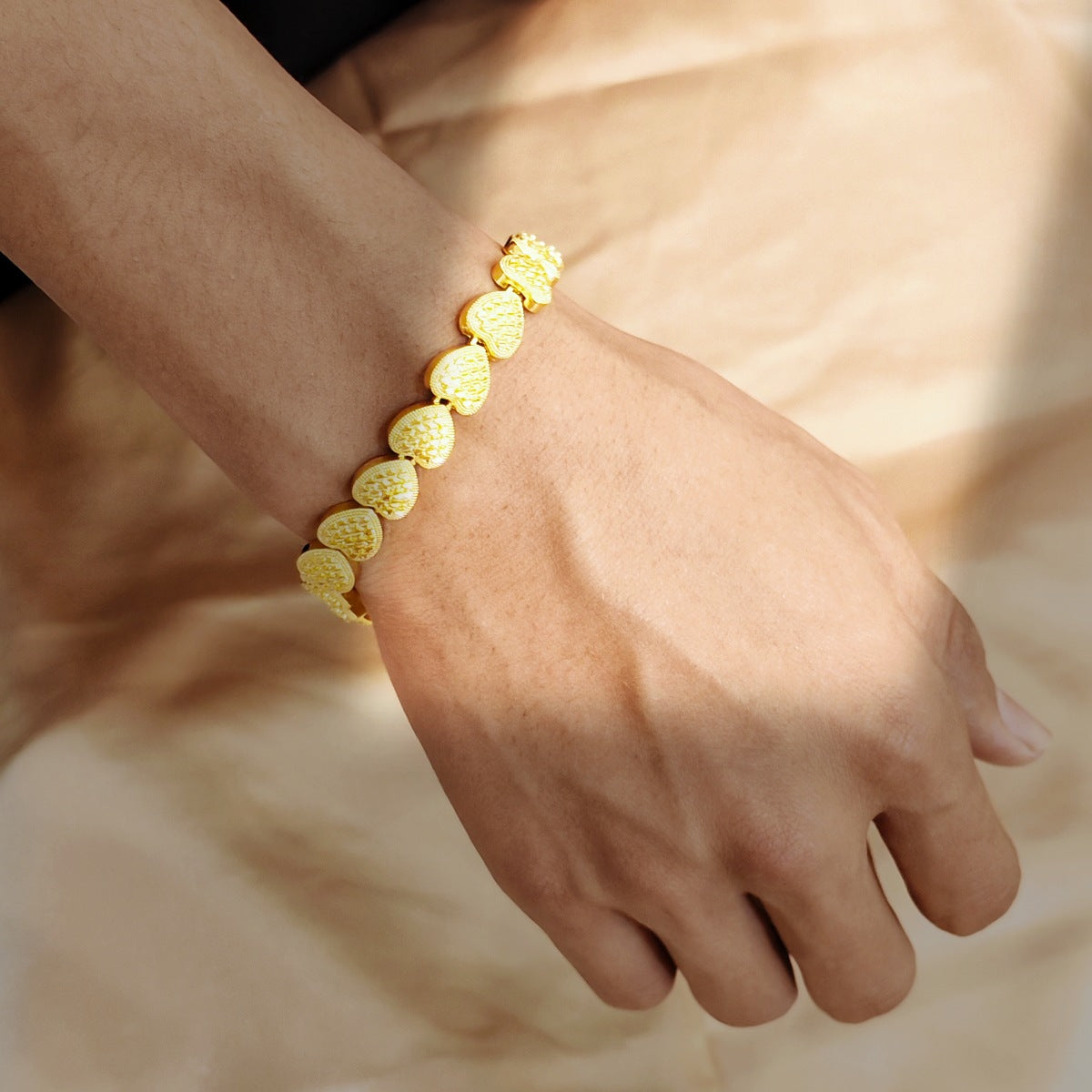 Wholesale Simple Geometric Heart Shape Alloy Gold Plated Bracelet ACC-BT-JunJie002