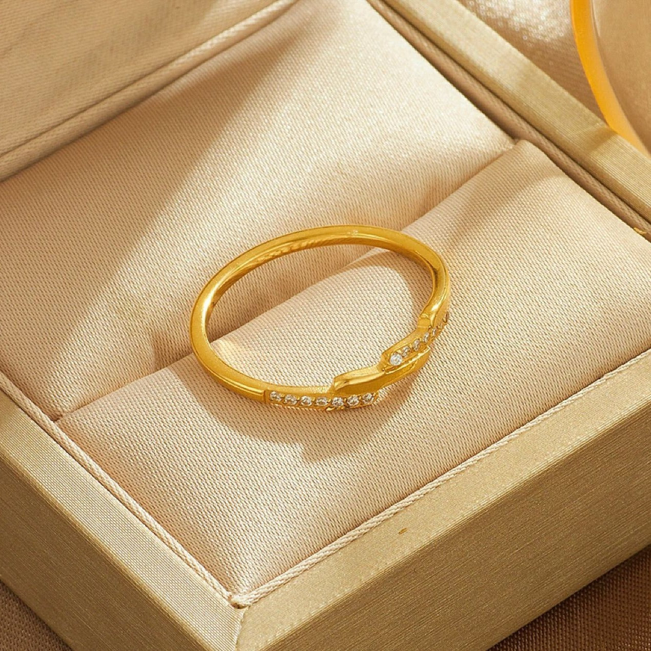 Wholesale  step-type oblique row micro diamond rose gold ring