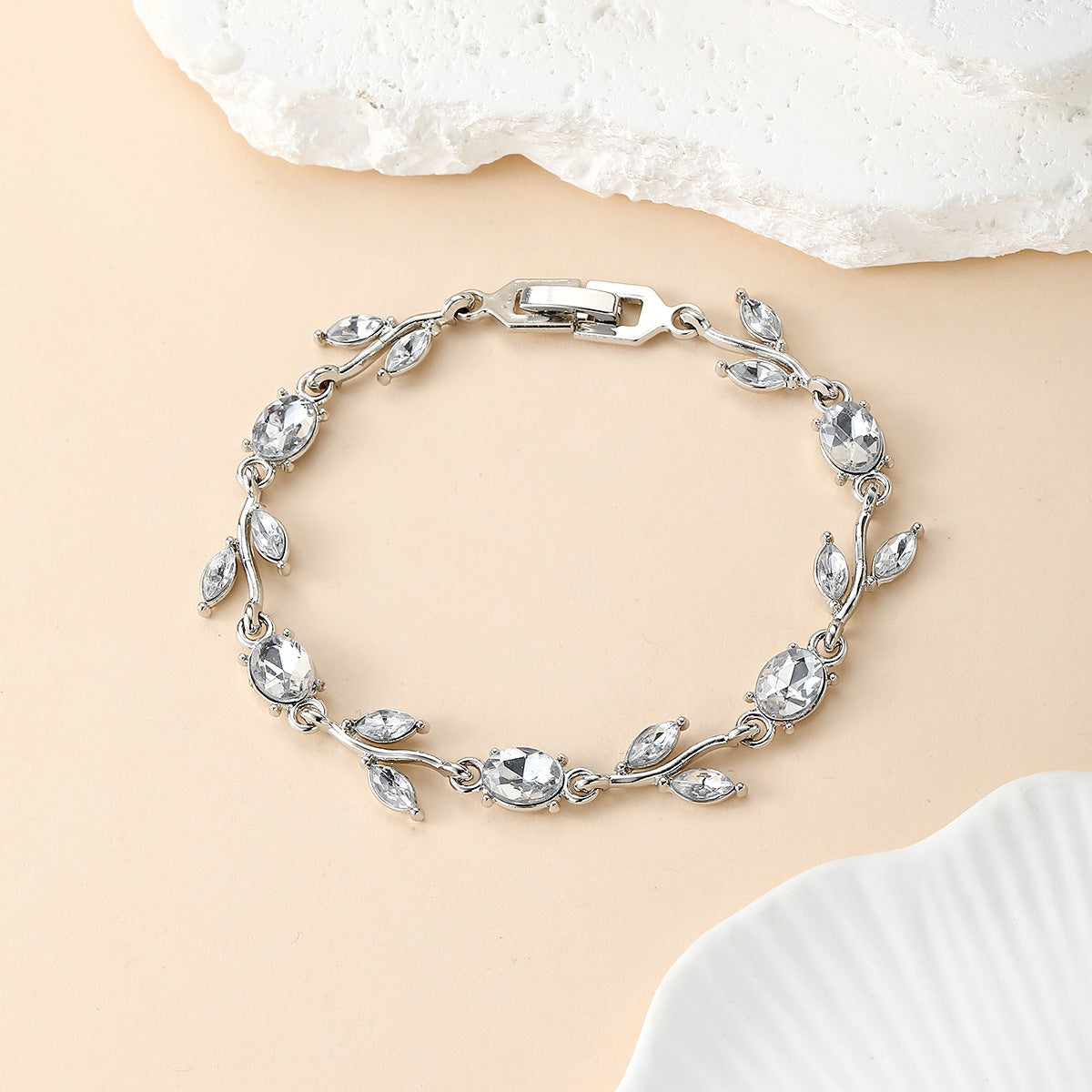 Wholesale Trendy Floral Leaf Bracelet - Zinc Alloy Fashion Accessory for Couples