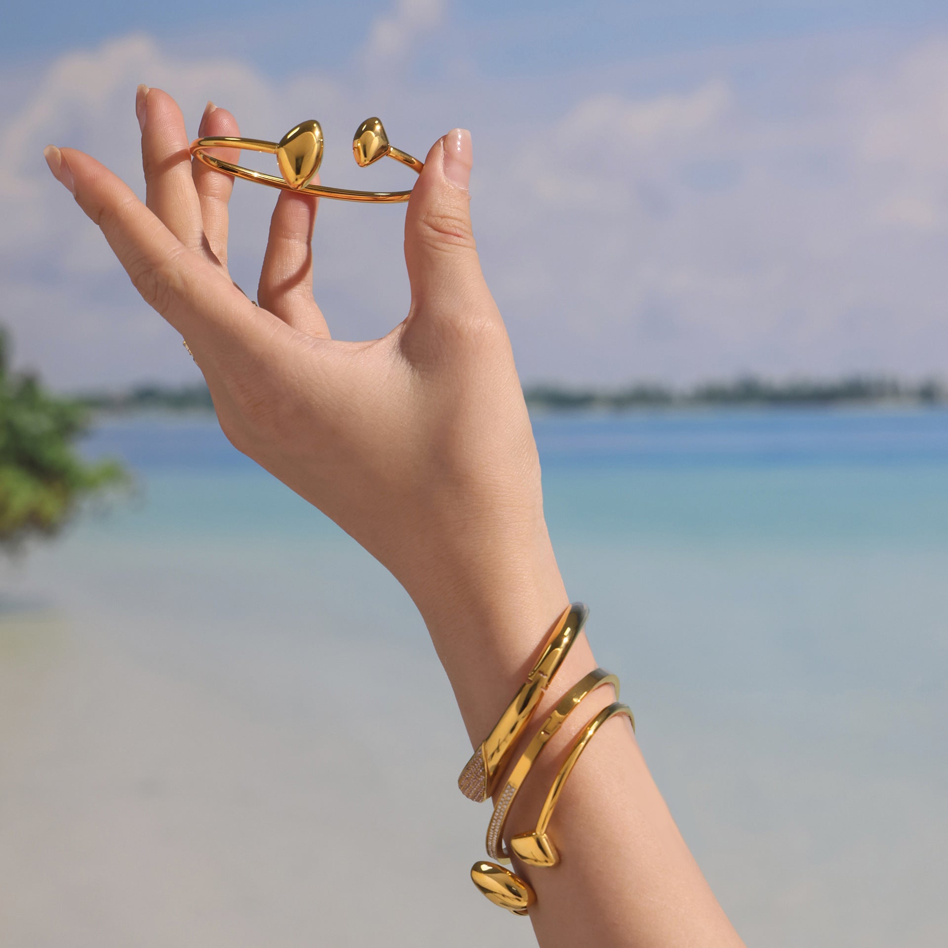 Wholesale Stainless Steel 18K Gold-Plated Triangle Hollow Elastic Bracelet