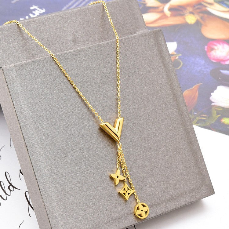 Wholesale Double-layer Necklace Flat Snake Clavicle Chain Irregular Four-leaf Flower Pendant Titanium Steel Necklace