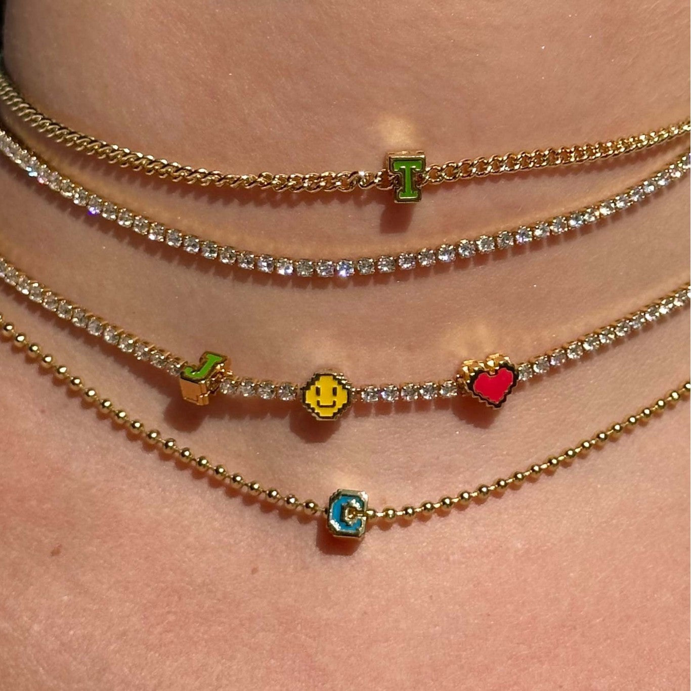 Großhandel DIY Accessoires Edelstahl Gold plattiert Farbtropfen Öl 26 Buchstaben Perforated Anhänger