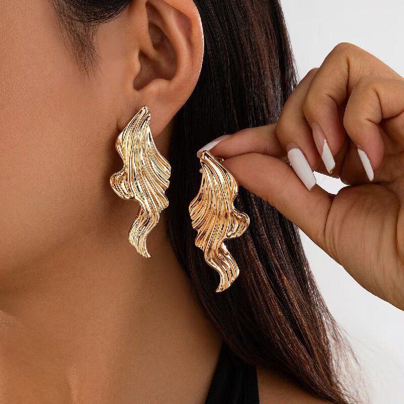 Wholesale Modern Wavy Texture Asymmetrical Earrings - Trendy Plastic Resin Jewelry for Party Wear or Everyday Boutique Resale