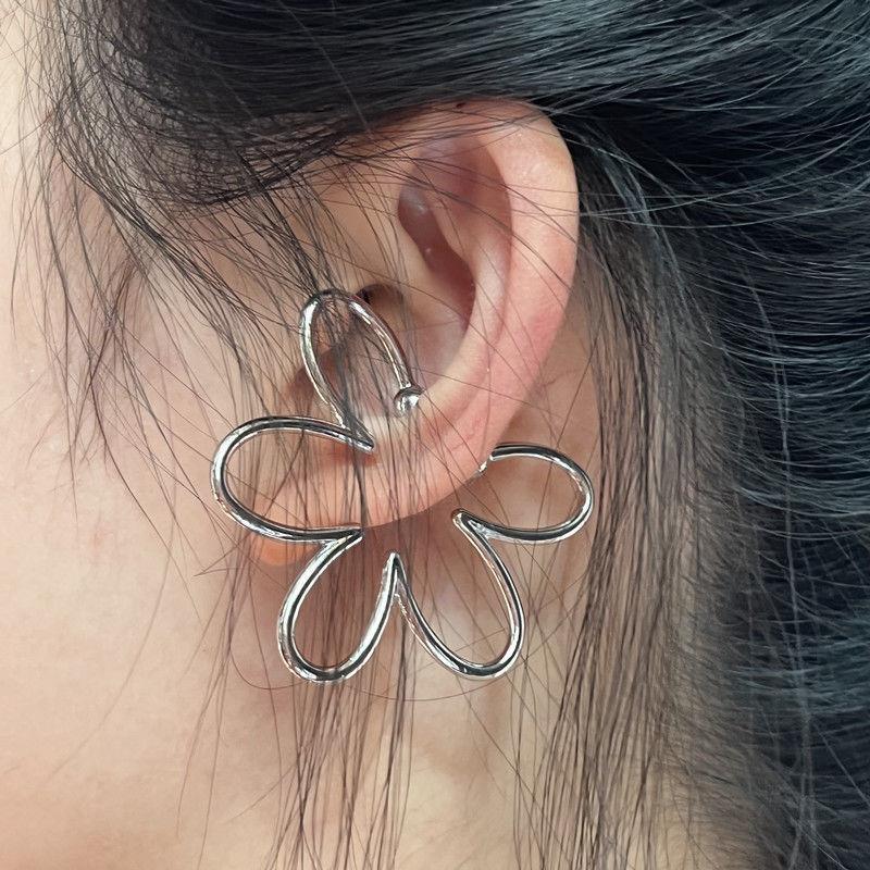 Wholesale Floral Design Flower Ear Clip Fashion Accessory for Women Boutique Resale Gift