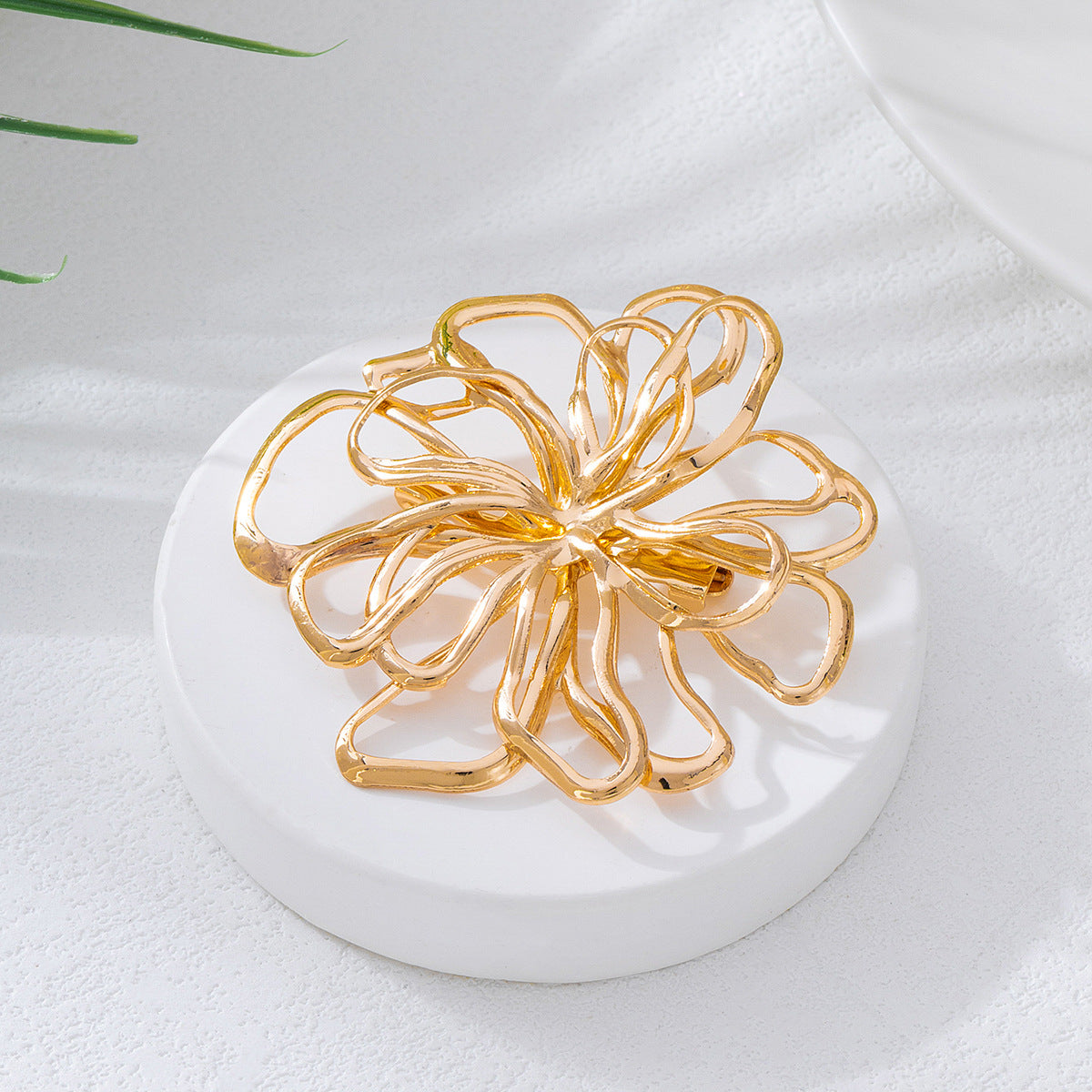 Wholesale Chic Gold Hollow Flower Brooch Fashion Jewelry Accessory For Women Daily Party