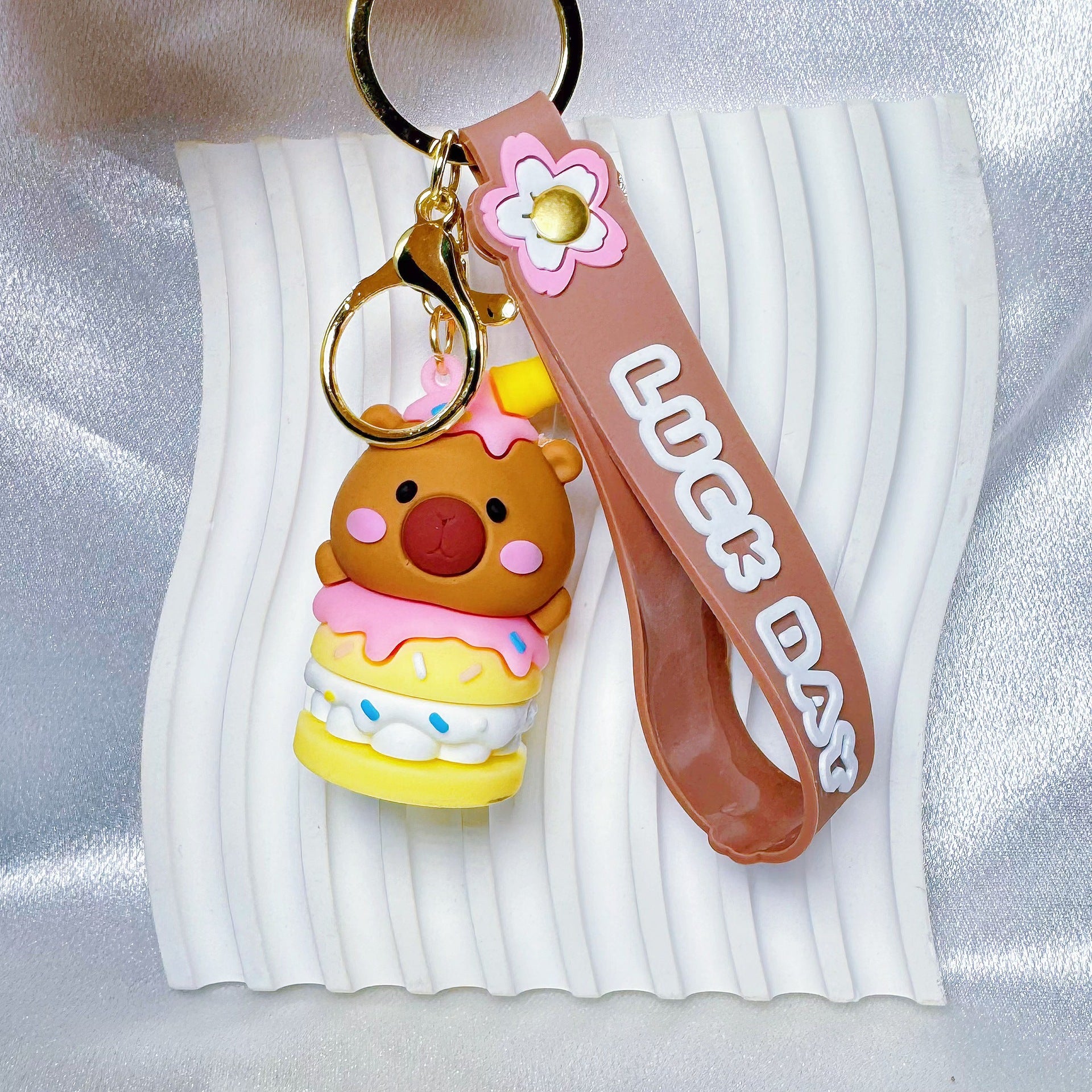 Wholesale Cartoon cake kapibala keychain