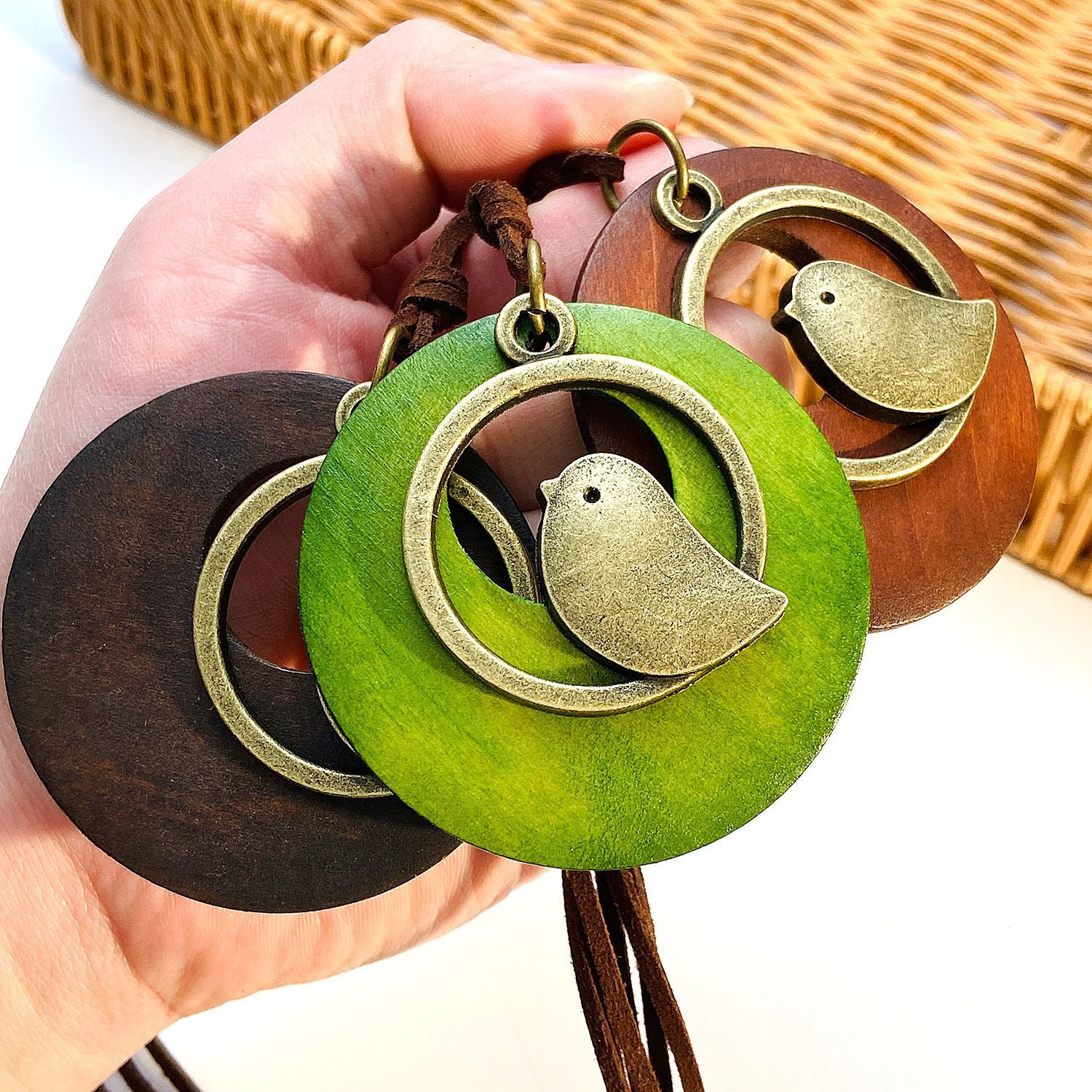 Wholesale Vintage Ethnic Green Wooden Bird Pendant Long Necklace for Women Fashion Accessory