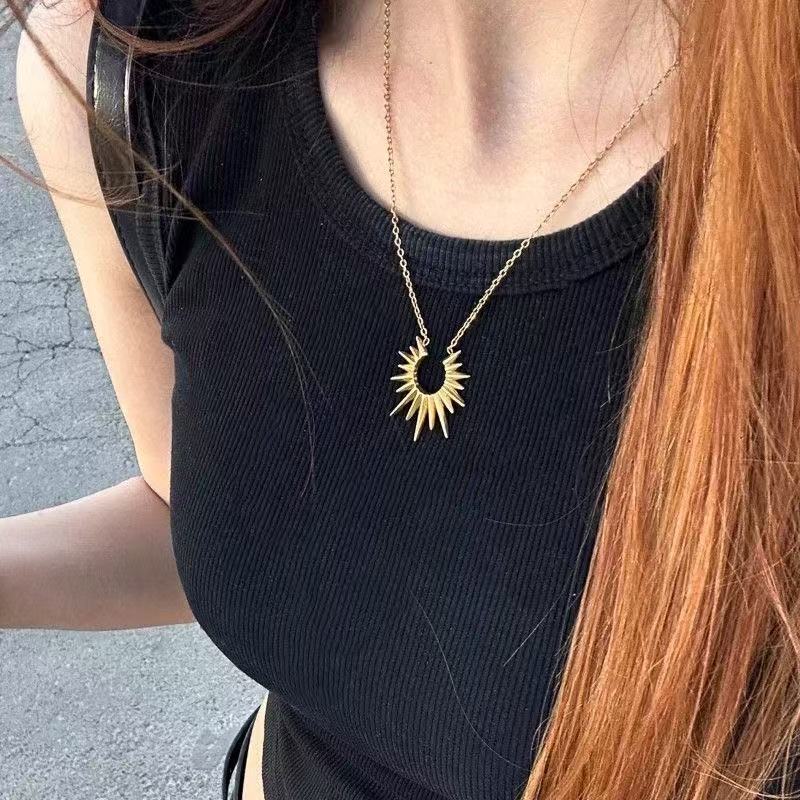 Wholesale Vintage Sunflower Pendant Necklace Unisex Open Collar Bone Chain Zinc Alloy Electroplated Fashion Accessory