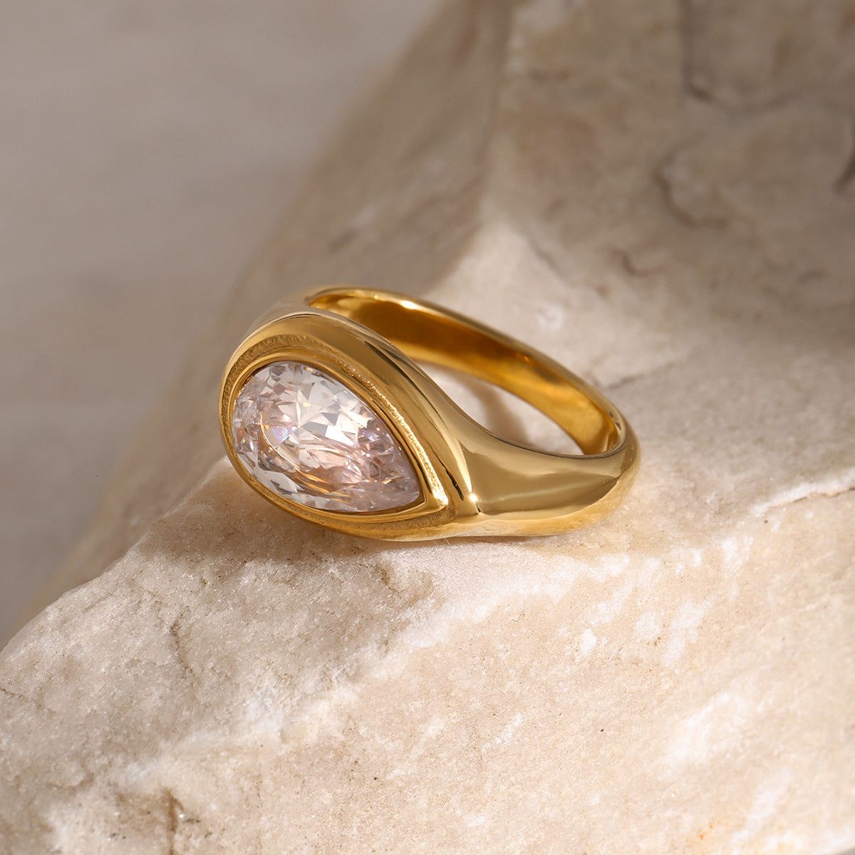 Wholesale  luxury  does not fade cold 18k gold stainless steel drop-shaped white zircon ring