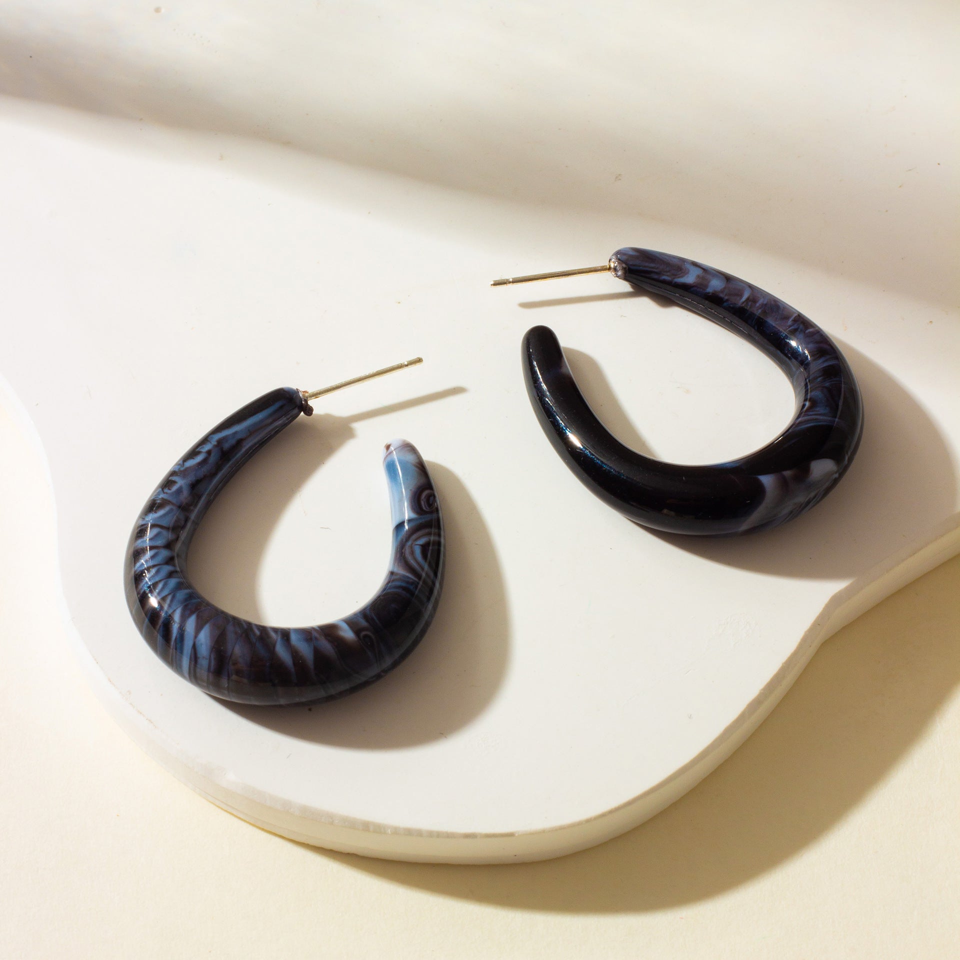 Großhandel Acryl-Stereozylindrische C-förmige Ohrringe