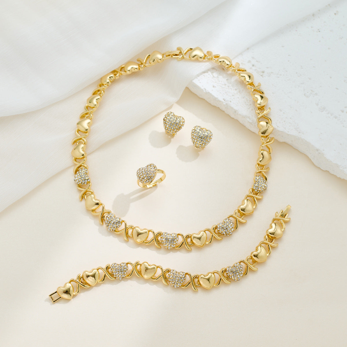 Collana classica con ciondolo Love placcato in oro da quattro pezzi