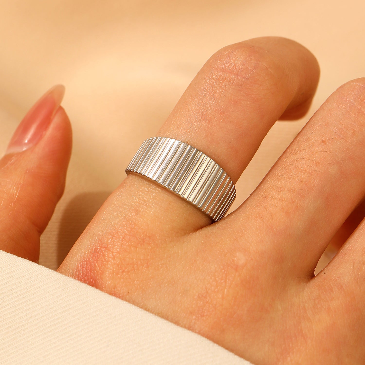 Anello in acciaio inossidabile con modello di intaglio cavo all'ingrosso