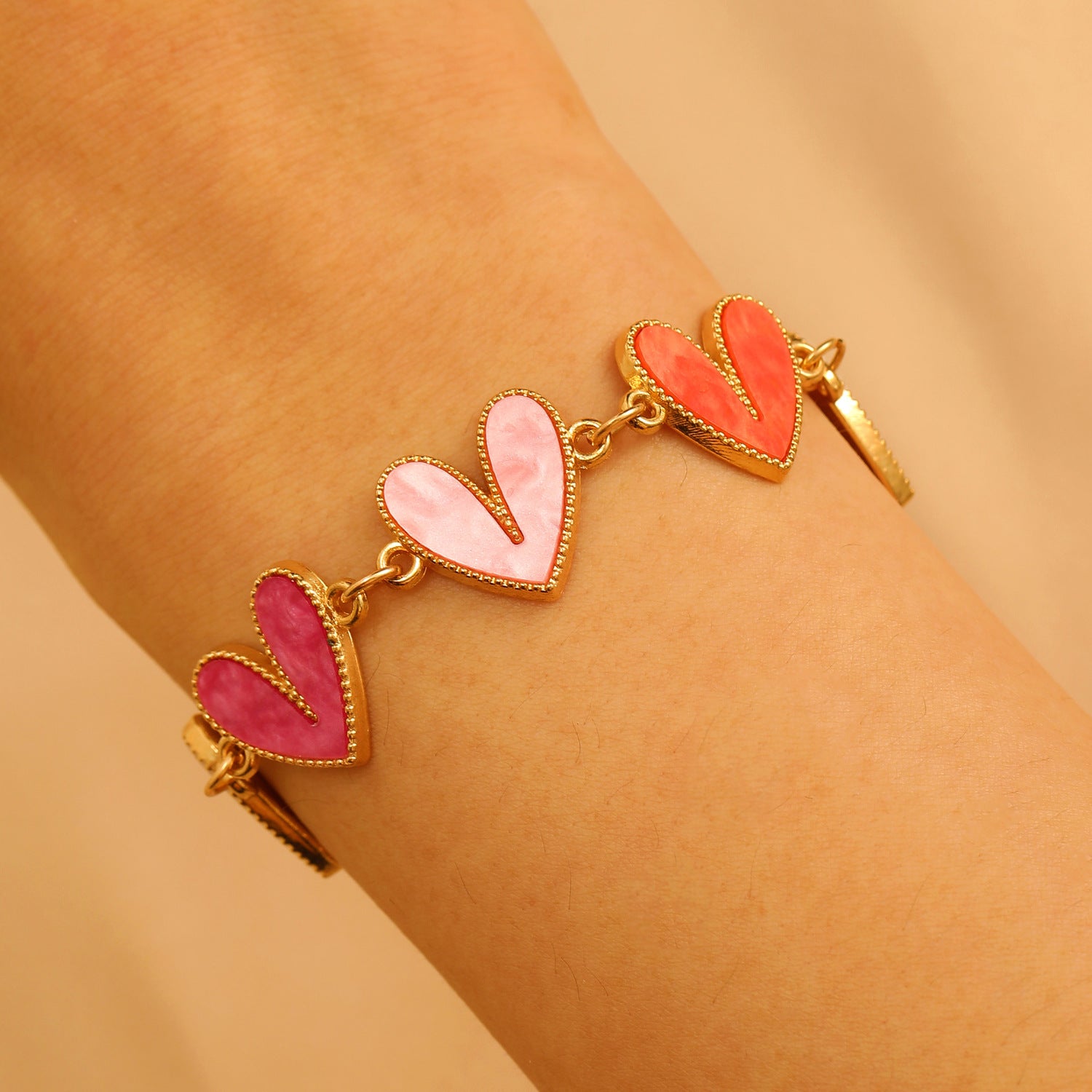 Wholesale Alloy Gold-Tone Heart Bracelet Colorful Love Heart Design Women' s Chic Jewelry Accessory