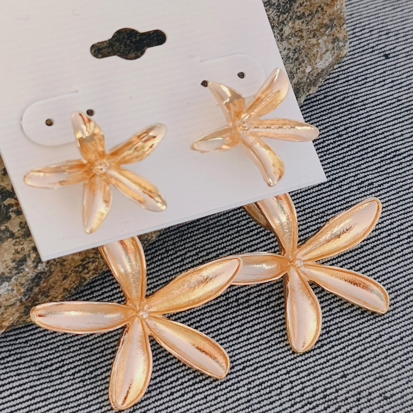 Wholesale Retro Chic Wrinkled Petal Flower Earrings For Women Zinc Alloy Party Jewelry Accessory Gift