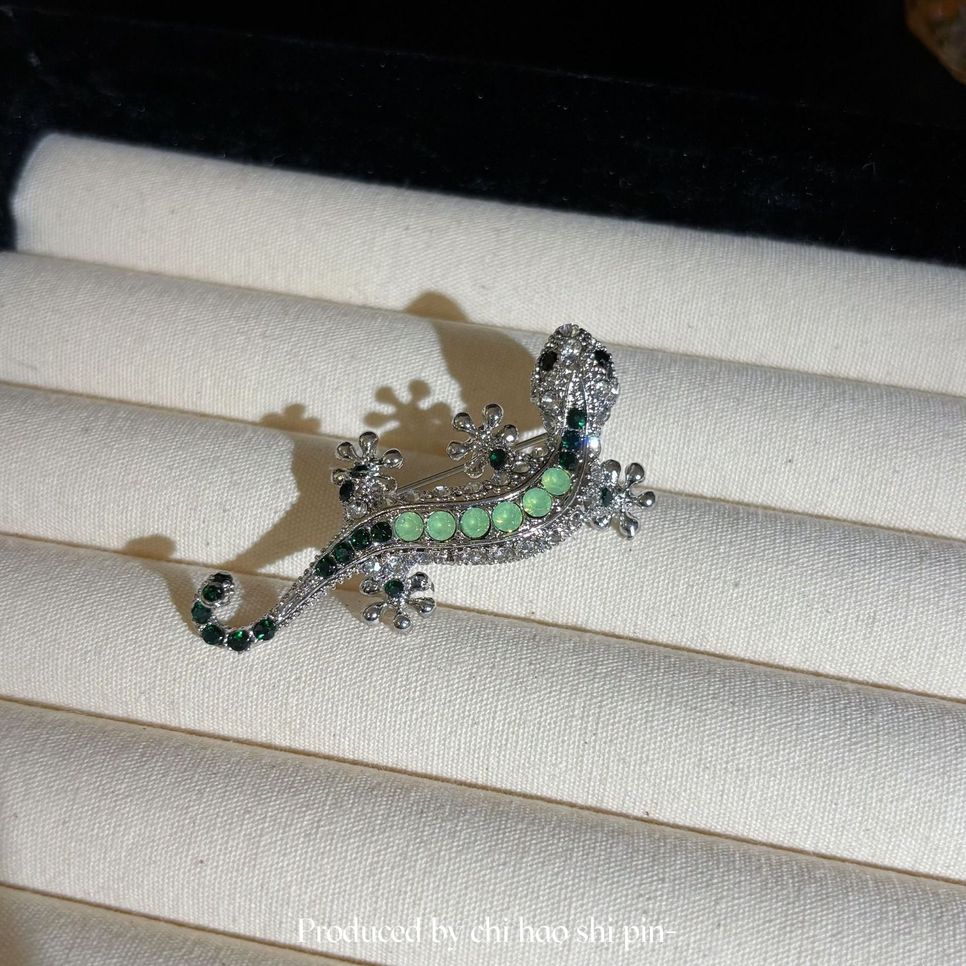 Wholesale  Fashion Diamond Lizard Brooch  Light Luxury Brooch