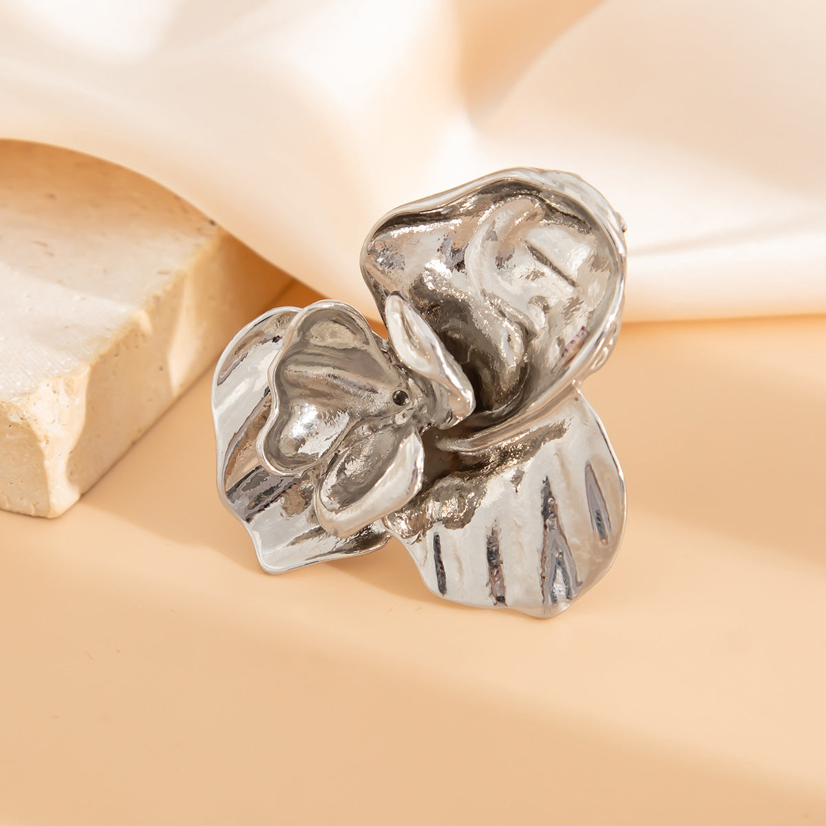 Wholesale Irregular three-dimensional alloy pleated flower ring