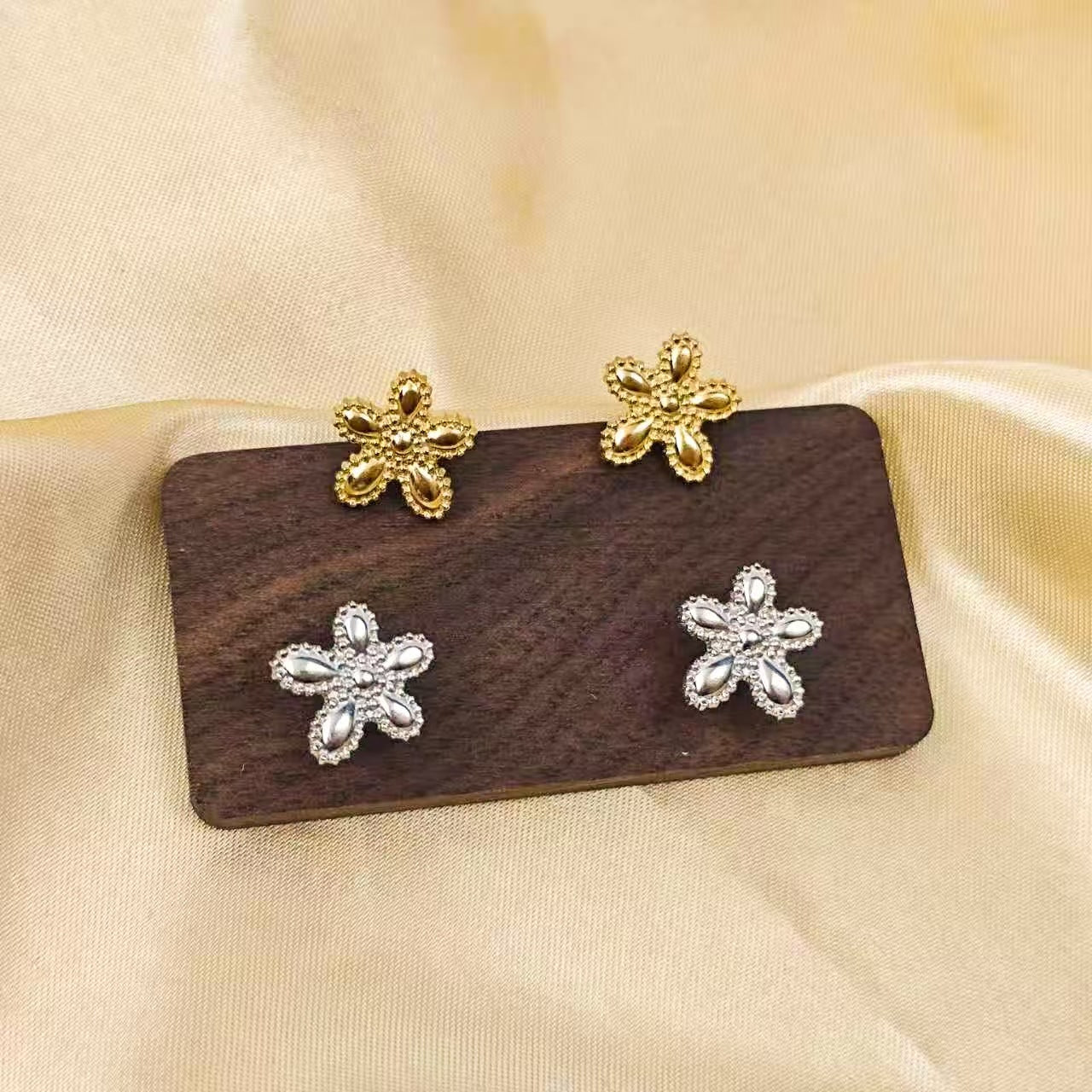 Wholesale Titanium Steel Flower Earrings Simple Style Jewelry Accessory for Everyday Wear