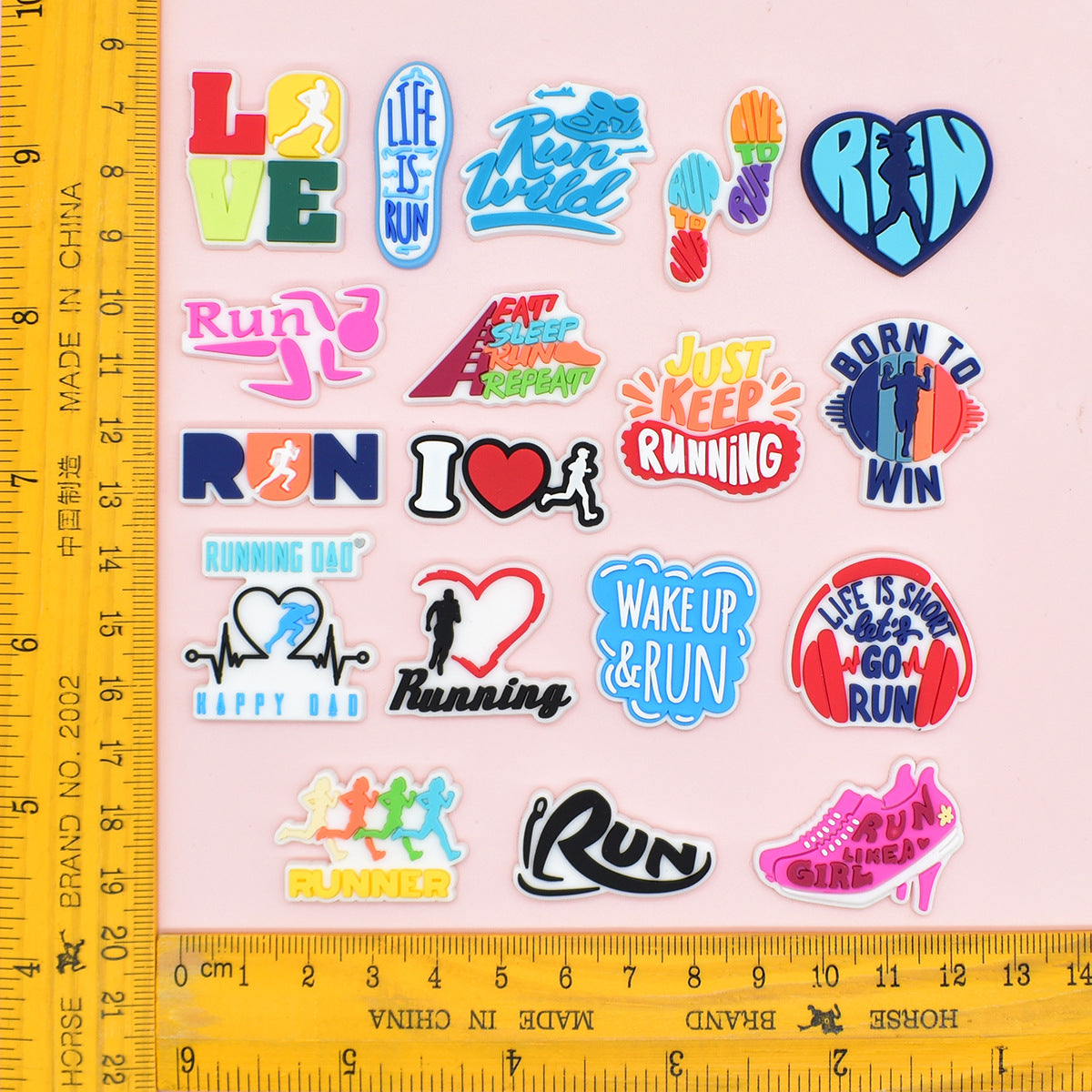 Decorazione casuale all'ingrosso della fibbia della scarpa in gomma morbida del PVC di serie di maratona da 100 pezzi