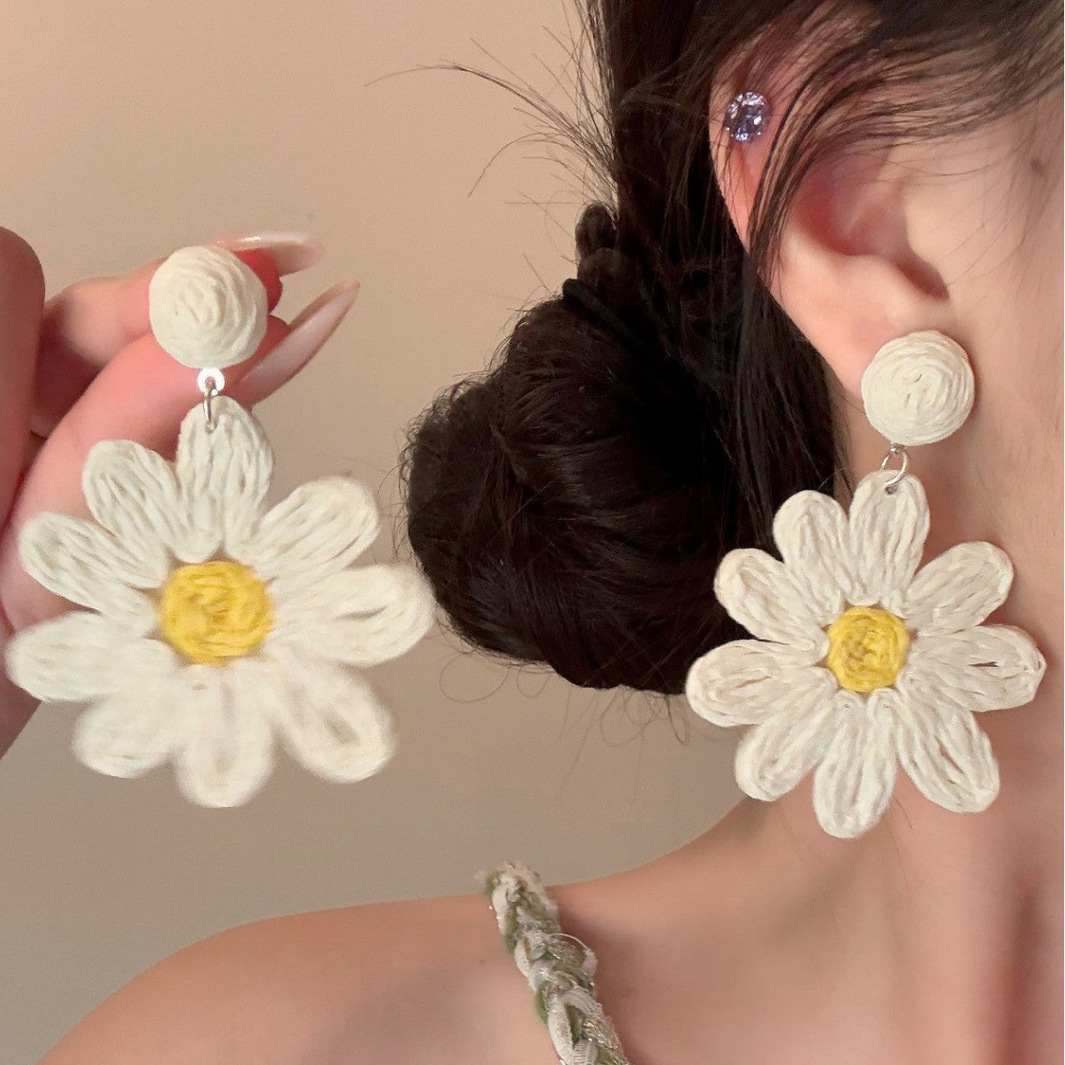 Wholesale Chic Handwoven Flower Ear Cuff for Women,  Alloy Electroplated Design,  Perfect Party Wear Jewelry Accessory