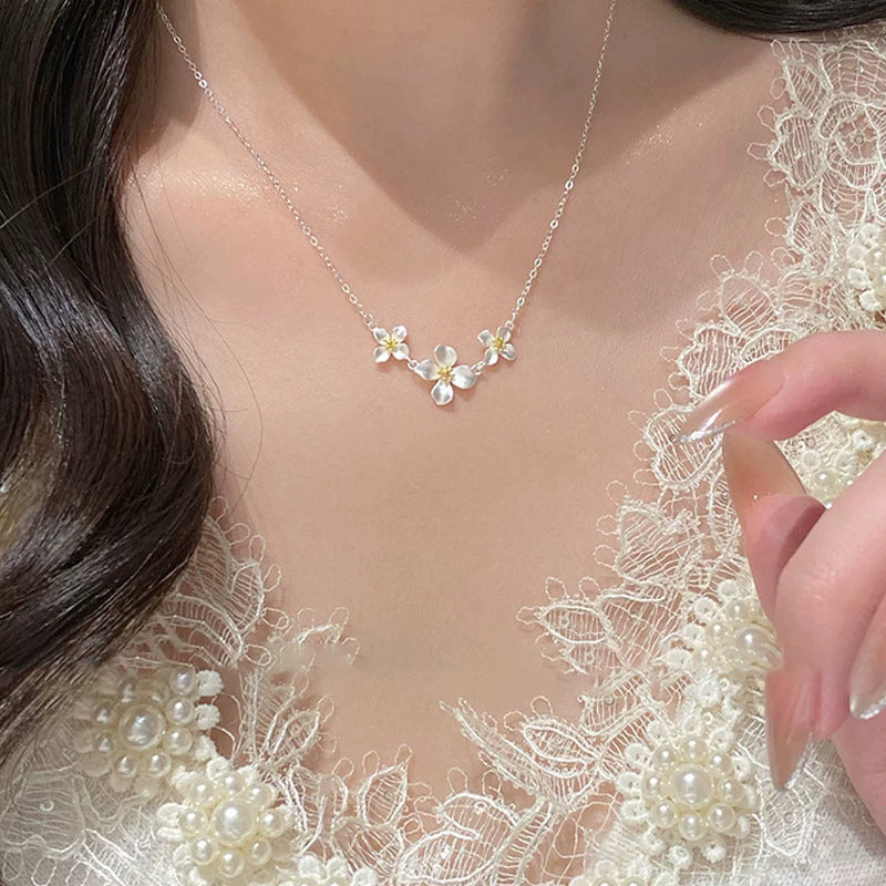 Wholesale Stylish Titanium Steel Floral Choker Necklace Silver Tone Flower Pendant Collarbone Chain For Women Trendy Jewelry Gift Boutique Resale