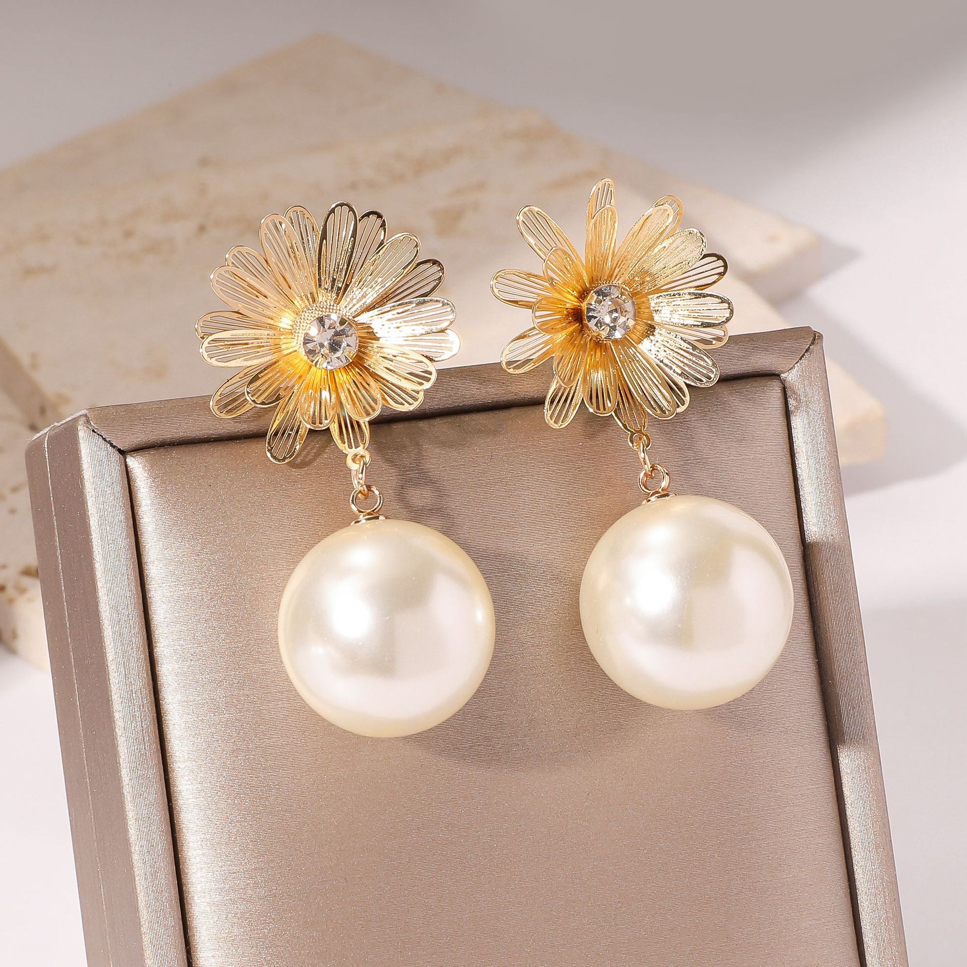 Wholesale  retro classic unique temperament metal flower pearl earrings