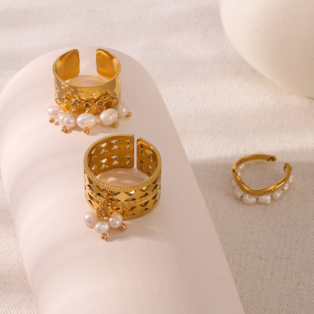 Wholesale  retro style natural pearl pendant luxury stainless steel 18K gold hollow ring