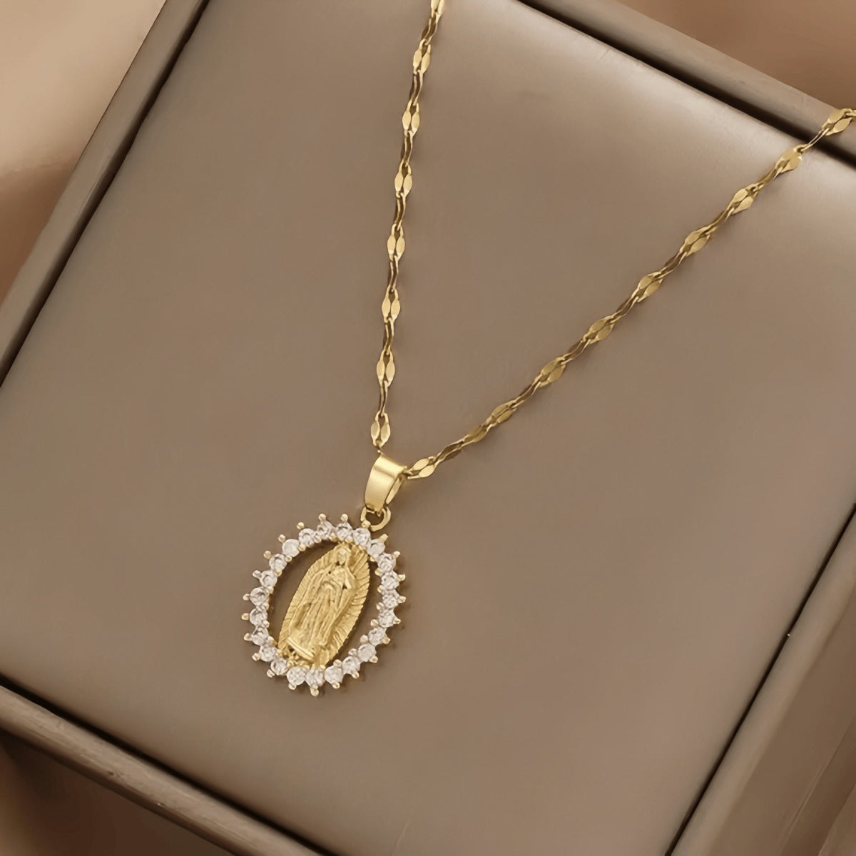 Wholesale European and American style minimalist luxury necklace,  unisex gold clavicle chain with zircon lace and openwork pendant.