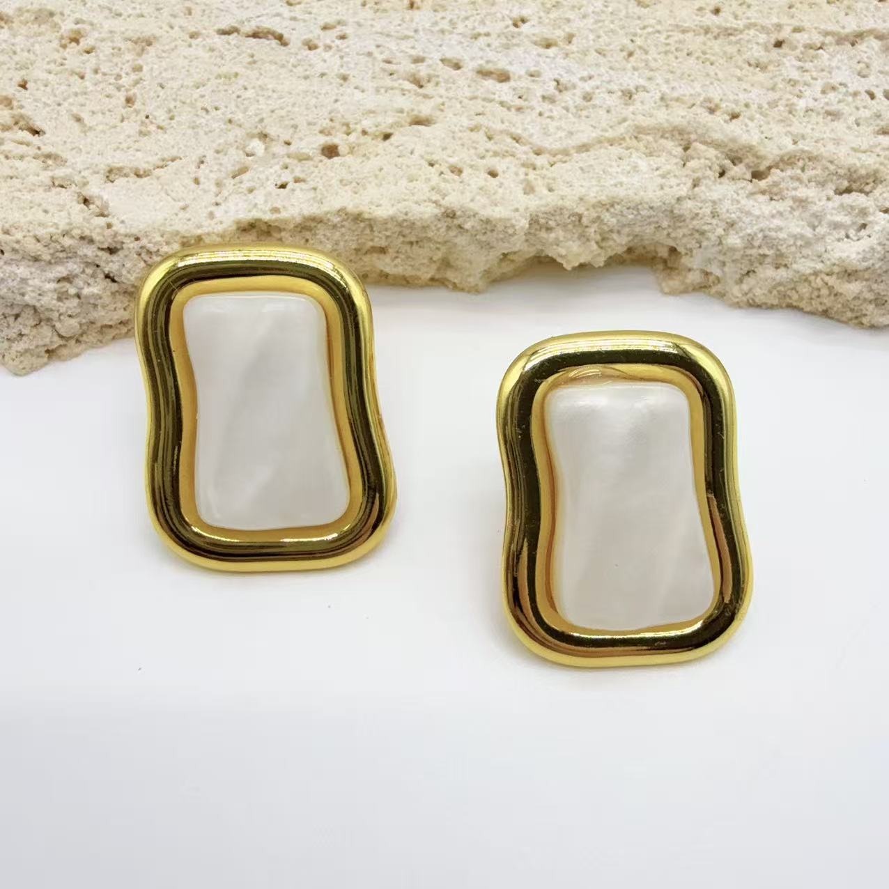 Wholesale Retro Irregular Design Earrings,  Electroplated Resin,  Party Jewelry Accessory