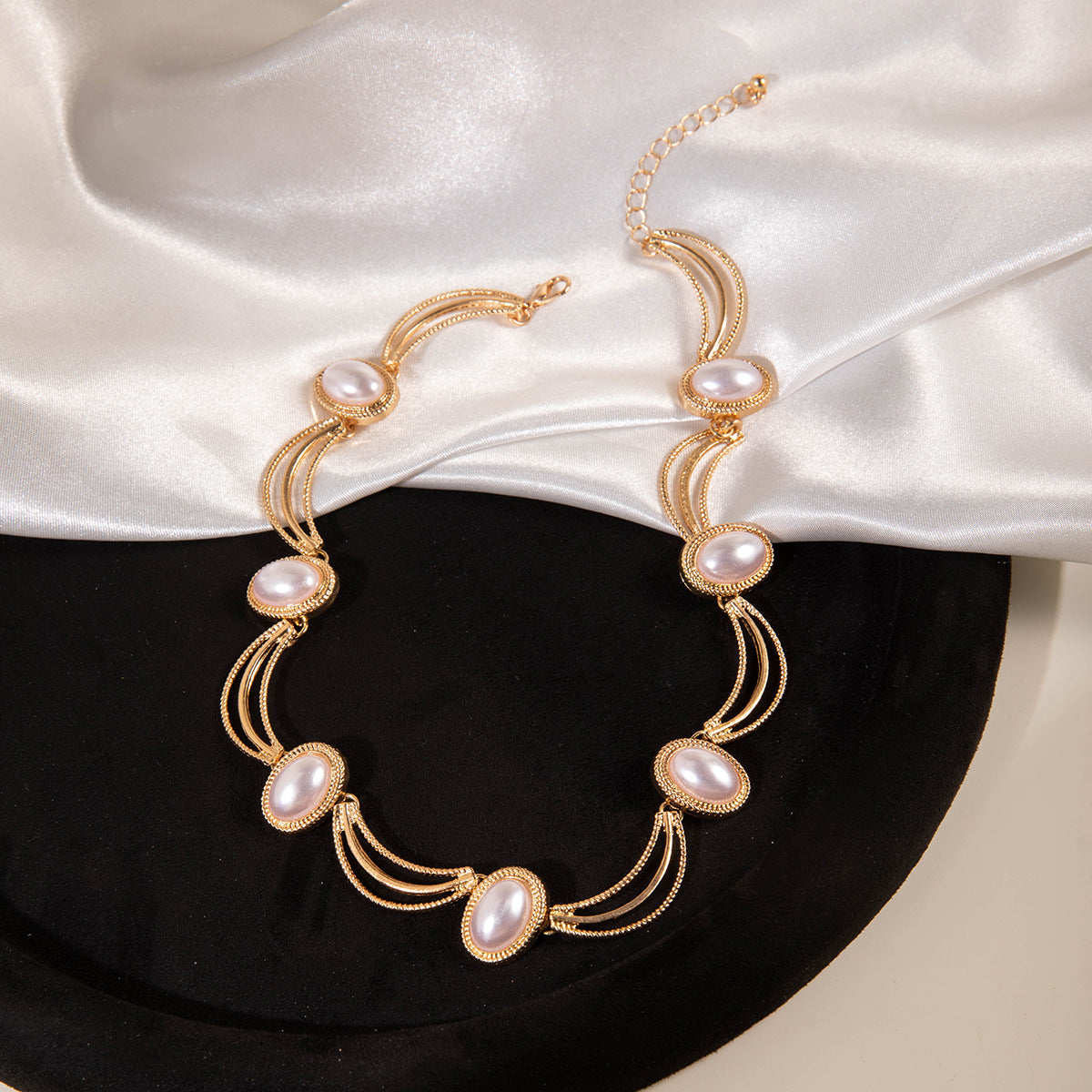 Wholesale geometric retro niche clavicle chain necklace