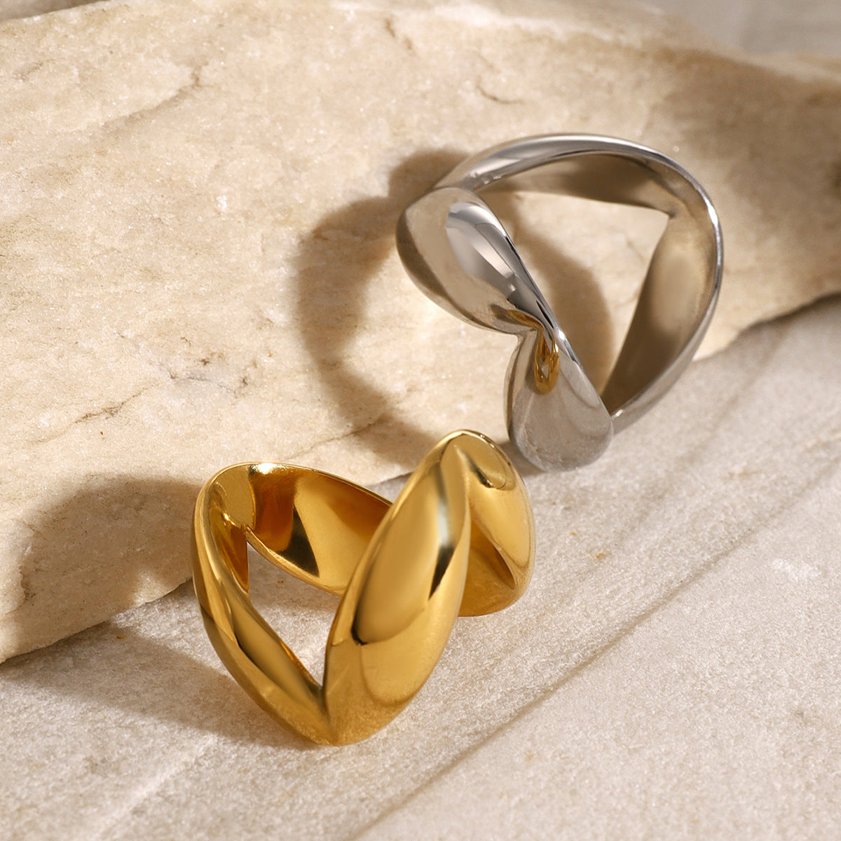 Wholesale  tail ring does not fade simple smooth 18k gold stainless steel V-shaped  ring