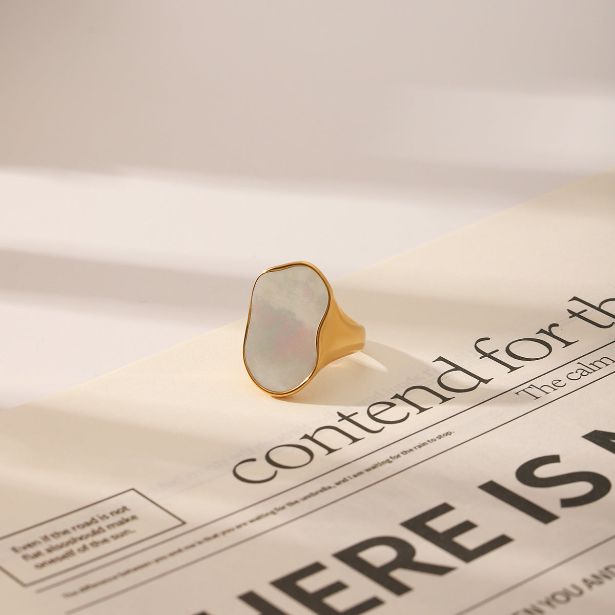 Wholesale  fashion jewelry  inlaid white shell gold-plated titanium steel ring