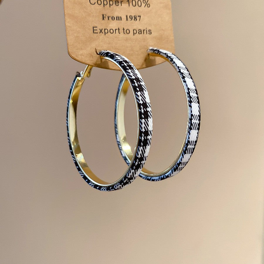 Wholesale Minimalist Hoop Earrings with a Cool Style