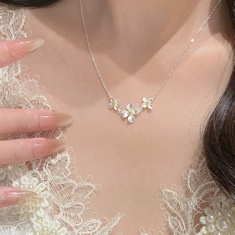 Wholesale Stylish Titanium Steel Floral Choker Necklace Silver Tone Flower Pendant Collarbone Chain For Women Trendy Jewelry Gift Boutique Resale