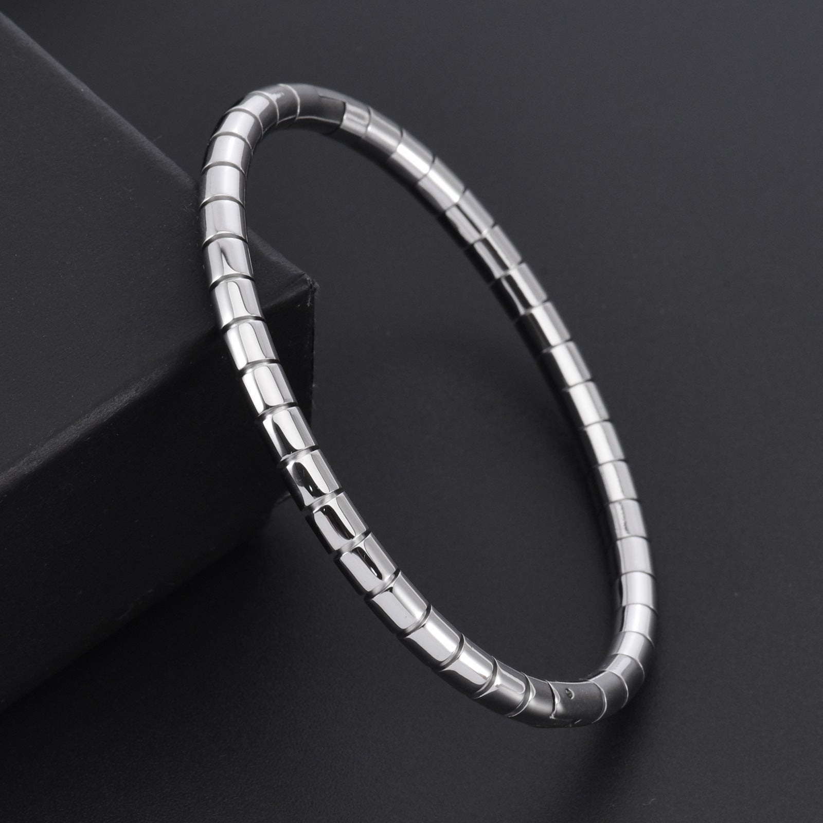 Bracciale luminoso in acciaio al titanio e bambù all'ingrosso