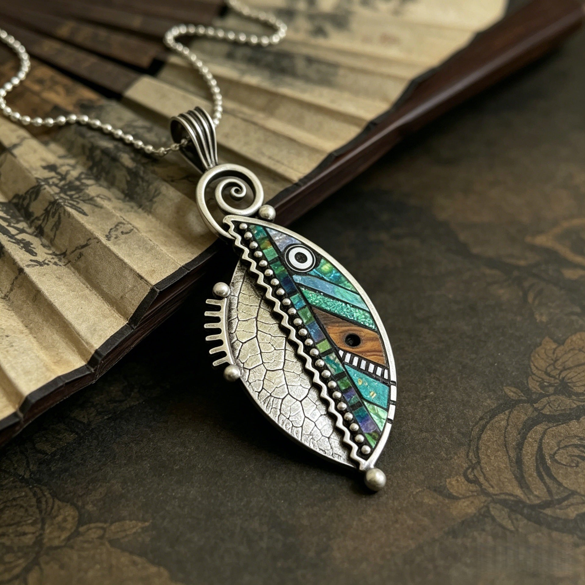Wholesale Silver Plated Alloy Fashion Necklace With Iridescent Faux Wood Green Leaf Pendant Creative Zigzag Design For Everyday Wear