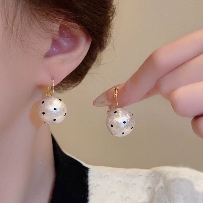 Wholesale Retro Polka Dot Geometric Circle Earrings Pearl Fashion Accessory Jewelry